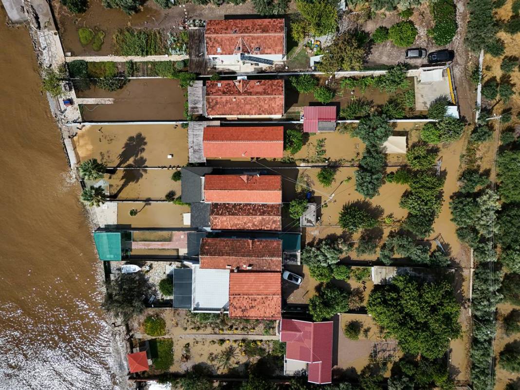 O kentte yollar çöktü: Gece yarısı felaketi yaşadılar! Gün aydınlanınca korkunç manzara ortaya çıktı 3